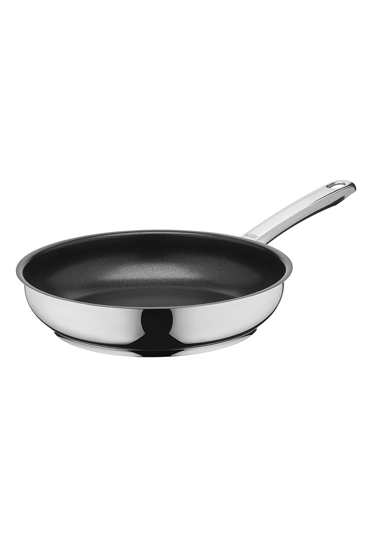 Stekpanna i rostfritt stål med svart non-stick-inredning, böjda kanter, platt botten och ett snyggt, ergonomiskt silverhandtag.
