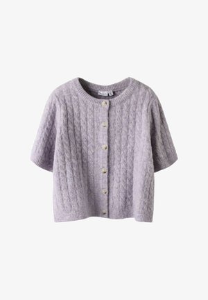 Cardigan s kratkim rukavima u lavandi, izrađen od teksturirane pletene tkanine, s okruglim izrezom i pet kremastih dugmadi sprijeda.