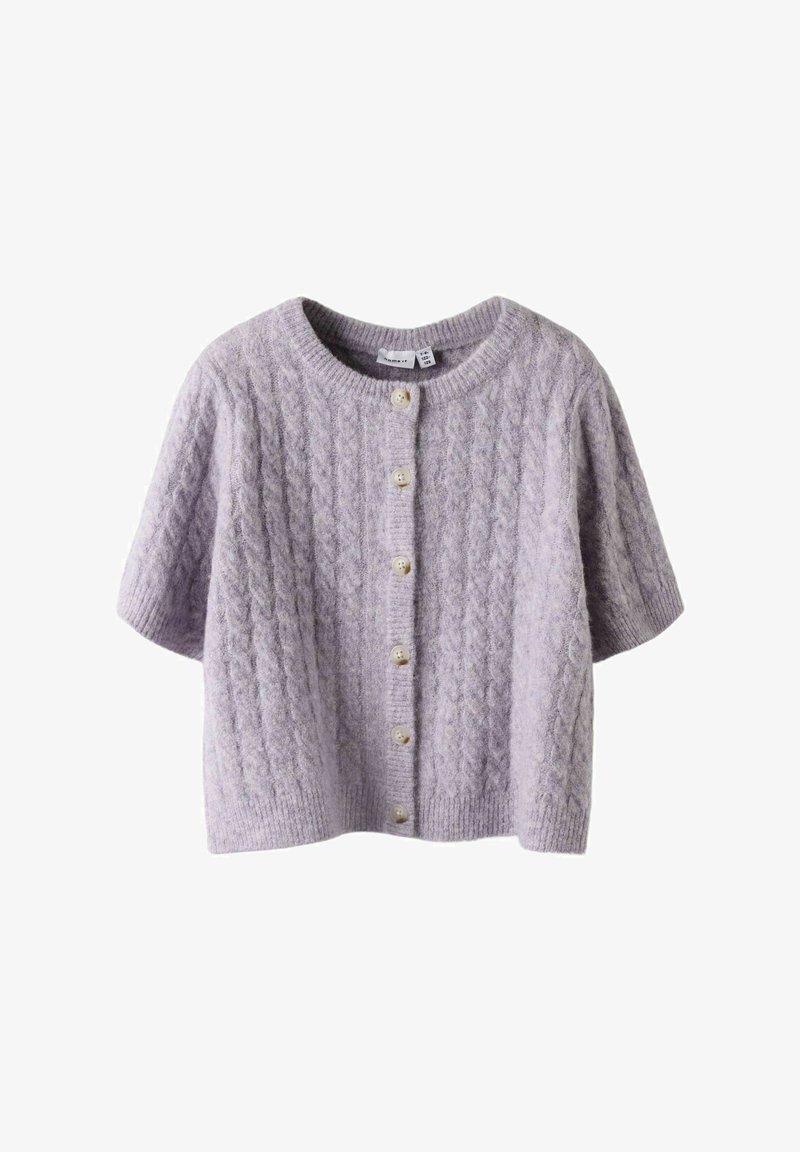 Cardigan de manga corta en lavanda, confeccionado con tejido de punto texturizado, que presenta un escote redondo y cinco botones de color crema en la parte delantera.