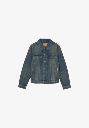 Blauwe spijkerjas met knoopsluiting aan de voorkant, kraag, twee borstzakken met kleppen en twee lagere zakken met rits, plat gelegd op een witte achtergrond.