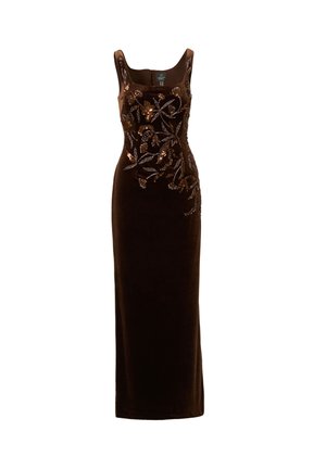 Abito in velluto marrone con silhouette aderente, caratterizzato da un intricato ricamo floreale in tonalità oro e bronzo su un lato.