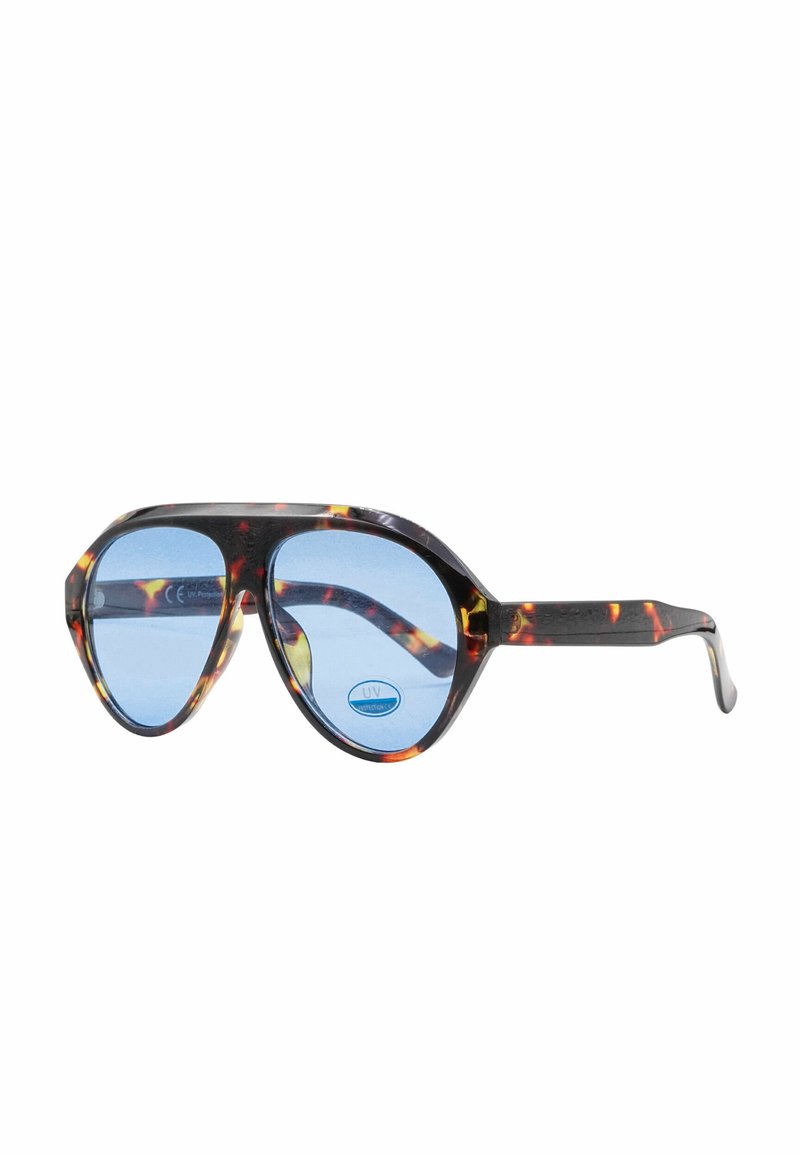 Occhiali da sole tartarugati con lenti blu. Forma angolare, montatura ampia e bracci robusti. Presenta l'etichetta di protezione UV sulla lente sinistra.