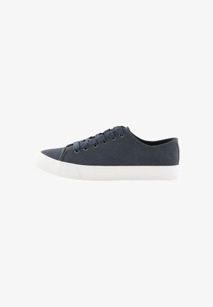 Mørkeblå lærredsneaker med hvid gummisål, rund tå, snørelukning med seks huller og diskret tekstureret finish.