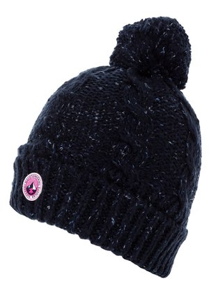 Bonnet d'hiver tricoté bleu foncé avec un pompon sur le dessus et un patch logo rond rose sur le bord côtelé.