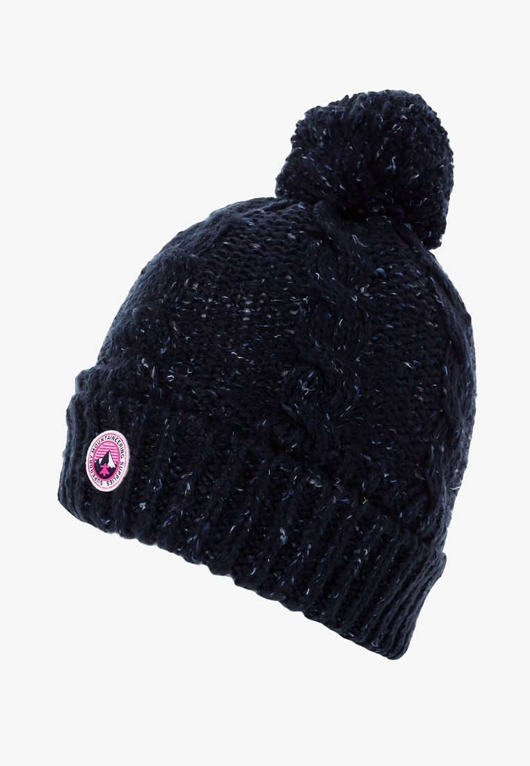 Bonnet d'hiver tricoté bleu foncé avec un pompon sur le dessus et un patch logo rond rose sur le bord côtelé.