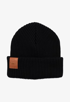 Czarna, prążkowana czapka beanie z podwójnym mankietem i brązową skórzaną łatką z wyrytą grafiką jelenia i drzew.