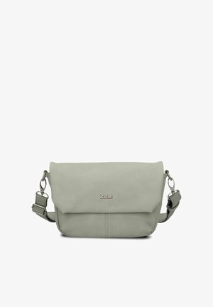 Borsa a tracolla in pelle verde chiaro con patta pieghevole, hardware argentato, tracolla regolabile e texture liscia. Caratterizzata da una sottile cucitura decorativa.