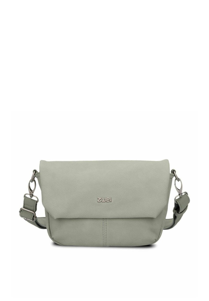 Borsa a tracolla in pelle verde chiaro con patta pieghevole, hardware argentato, tracolla regolabile e texture liscia. Caratterizzata da una sottile cucitura decorativa.