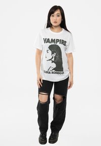 Paradiso Clothing OLIVIA RODRIGO VAMPIRE - Print T-shirt - white