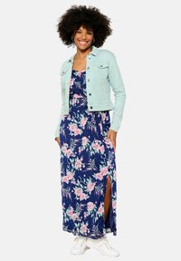 Lille lilledega maksikleit tumesinises värvuses; külje lõhiku ja roosade lilledega. Koos heleda piparmündirohelise denim-jaki ja valgete tennistega.