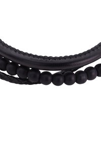 Bracciale in pelle nera con fili intrecciati e perline rotonde nere opache. Superfici lisce e strutturate creano un contrasto visivo.