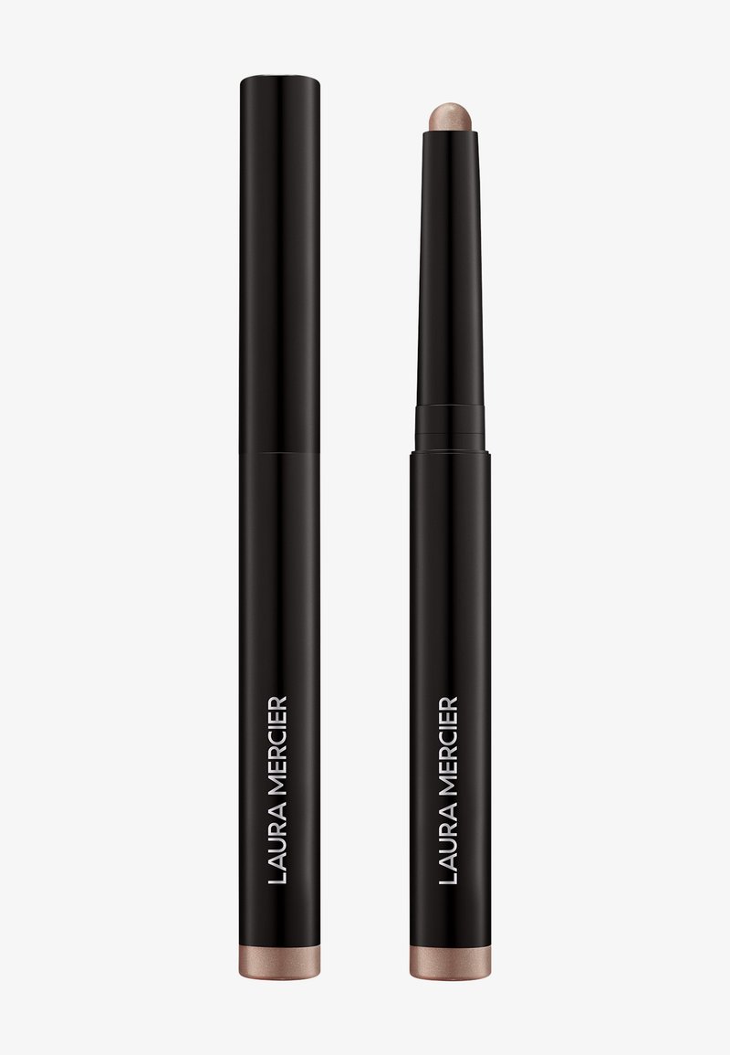 Laura Mercier oogschaduwstick in zwarte verpakking met een metallic uiteinde. De structuur is cilindrisch en heeft een gladde, matte textuur.