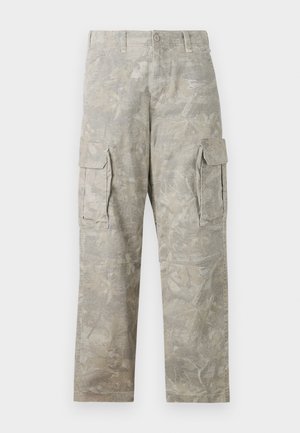 Pantalones cargo en un tejido gris claro con un sutil patrón de hojas. Cuenta con dos bolsillos laterales y un diseño de corte relajado.