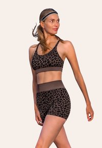 Sportbh en shortset met luipaardprint in bruin en zwart, met een aansluitend ontwerp en brede elastische banden in de taille en onder de armen.