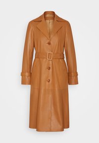 Manteau long en cuir marron avec col à revers, fermeture par boutons, ceinture à la taille et poches latérales. Texture lisse et silhouette ajustée.