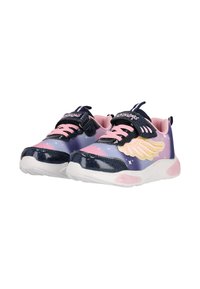 Mehrfarbige Turnschuhe mit einem navyblauen und rosa Design, glänzendem Material, Flügelakzenten und Klettverschlüssen für einen sicheren Sitz.