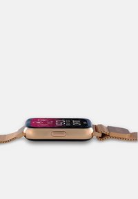 Smartwatch mit rechteckigem Bildschirm, Gehäuse in Roségold, schwarzer und pinker Anzeige sowie einem metallischen Mesh-Armband, das eine Seitenknopf aufweist.