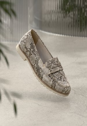 Mocassins à motifs en cuir imprimé serpent beige et gris avec une semelle en caoutchouc à profil bas et une bande décorative sur le dessus.