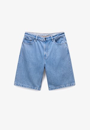 Blaues Jeans-Shorts mit lockerem Sitz, ausgestattet mit einem klassischen Fünf-Taschen-Design, vorderer Knopfverschluss und ausgefransten Saumkanten.