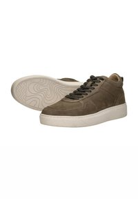Bruine suede sneaker met een gladde textuur, witte rubberen zool en zwarte veters, met minimale stiksels en een ronde neusdesign.
