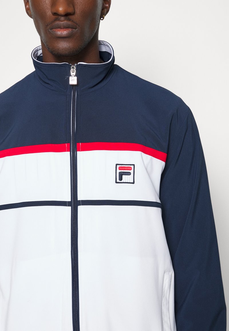 Herren Trainingsanzüge | Fila TRACKSUIT MAX Trainingsanzug white/peacoat blue/weiß - QL88414 Herren Trainingsanzüge | Fila TRACKSUIT MAX Trainingsanzug white/peacoat blue/weiß - QL88414