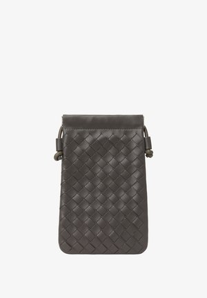 Torba wykonana z plecionki ze skóry w ciemnoszarym kolorze, o płaskim prostokątnym kształcie, z zamknięciem na zwinięty górny brzeg i bocznym paskiem do noszenia.