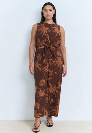 Bruine jumpsuit met palmbomenpatroon, mouwloos ontwerp, knoopdetail in de taille en wijde pijpen. Gemaakt van lichte stof met een gladde textuur.
