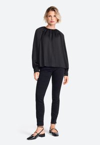 Rich & Royal MIT KNOPFVERSCHLUSS AM RÜCKEN - Bluse - black