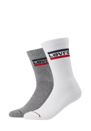 Levi's zoknik: egy szürke, egy fehér, mindkettő bordázott textúrájú, crew hosszúságú, és a tetején tengeri kék és piros csíkos logós szalaggal.