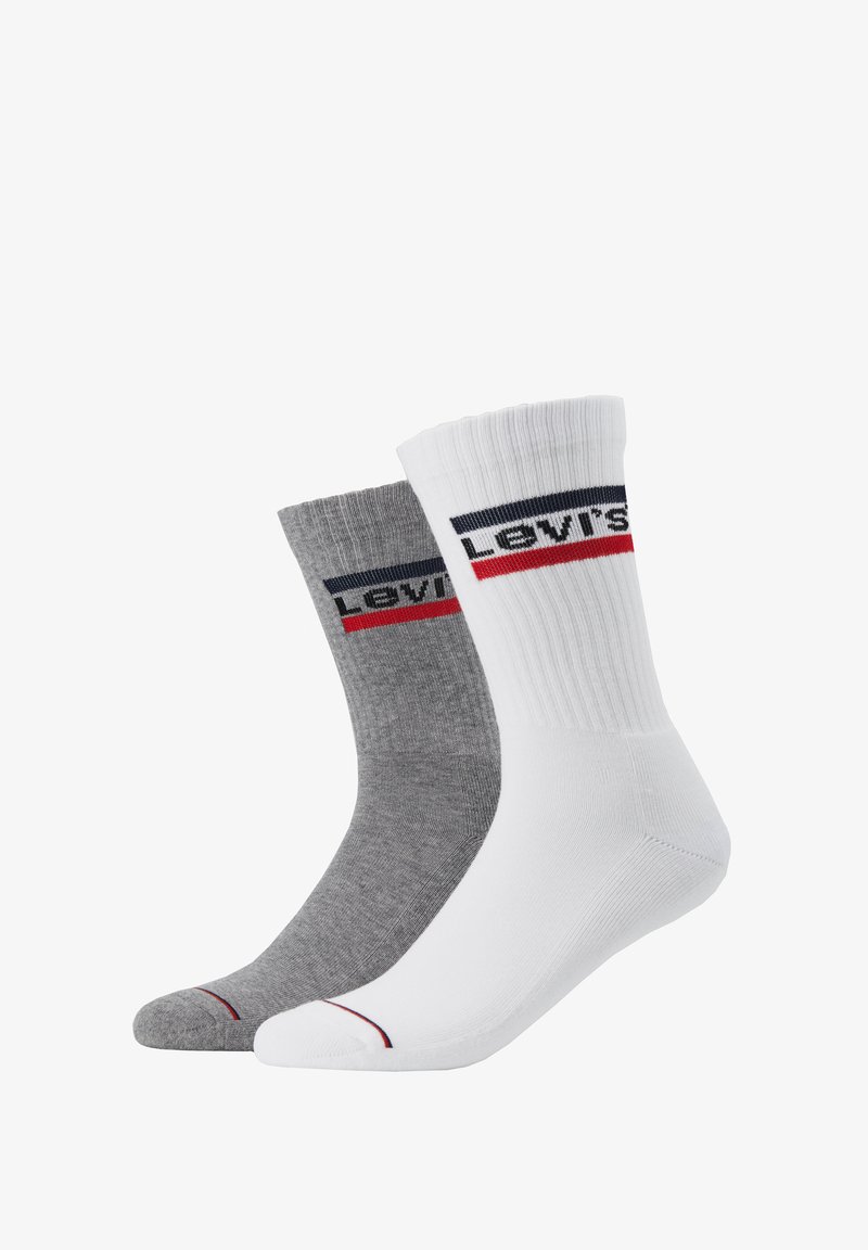 Levi's strumpor: en grå, en vit, båda med ribbad struktur, ankellängd och en logoband med marinblå och röda ränder upptill.