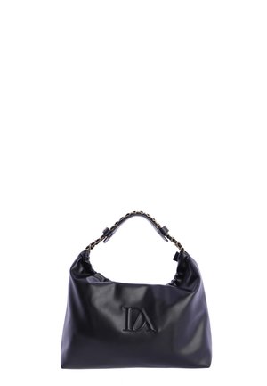 Bolso de mano de cuero negro con asa de cadena trenzada y logotipo en relieve "DA" en la parte frontal, exhibido sobre un fondo blanco.