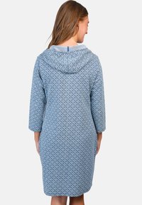 Blaue gemusterte Robe mit Kapuze, 3/4-Ärmeln und einer gebundenen Rückendetails. Der Stoff wirkt weich mit einer geometrischen Designstruktur.
