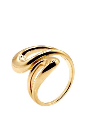 Złoty pierścionek o nowoczesnym, abstrakcyjnym, otwartym wzorze z dwoma zakrzywionymi, polerowanymi paskami splatającymi się ze sobą.