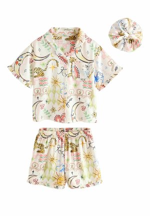 Chemise à manches courtes à boutons, short, et chouchou assorti avec des motifs colorés sur le thème céleste et nature sur tissu blanc.