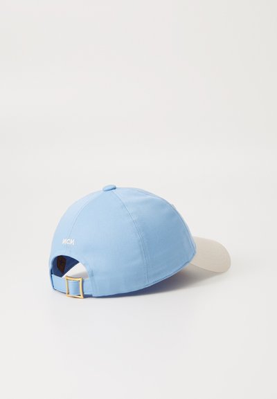 Jasnoniebieska czapka baseballowa z beżowym daszkiem, z złotym metalowym zapięciem z tyłu i haftowanym logo "MCM" z boku.