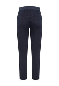 Pantaloni blu scuro con una texture liscia, vita elastica e due tasche posteriori con dettagli di cucitura sottili.