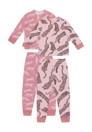 To sæt af børnepyjamas i lyserød med lange ærmer og bukser, den ene med mørkt leopardmønster, den anden med hvid leopard-silhuet på lyserøde og hvide striber.