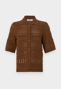 Cárdigan marrón corto con botones, hecho de tejido calado, con mangas cortas, cuello clásico y patrón texturizado en toda la prenda.