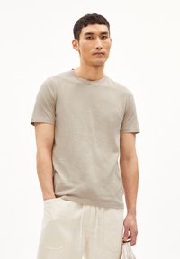 ARMEDANGELS - JAAMEL STRUCTURE - T-shirt basic - sand stone Miniatuurafbeelding 1