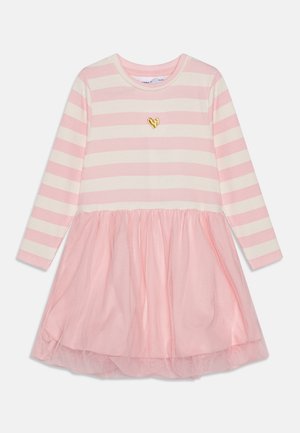 Robe à manches longues rose et blanche à rayures, jupe en tulle rose clair froncée et petit emblème en forme de cœur doré sur la poitrine.