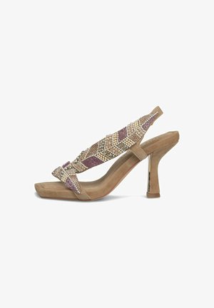 Beige Wildleder-Sandalette mit hohem Absatz, quadratischer Spitze, Slingback-Riemen und dekorativen lila, goldenen und perlenbesetzten Verzierungen.