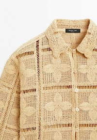 Beige gehaakt overhemd met knopen, bloemenpatronen en een kraag, met gedetailleerd opengewerkt ontwerp en merketiket "Massimo Dutti".