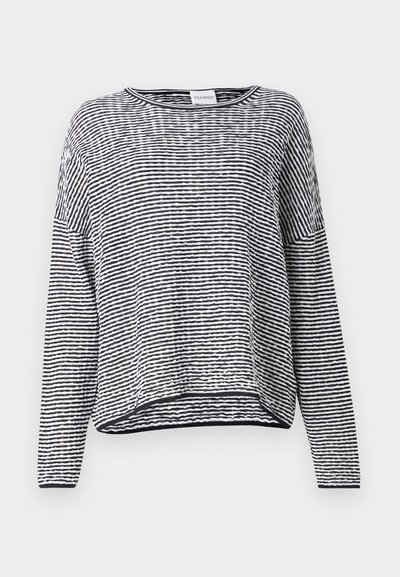 Csíkos, hosszúujjú felső fekete és fehér színben, kerek nyakkal, laza szabással és texturált anyaggal, bordázott részletekkel az alján.