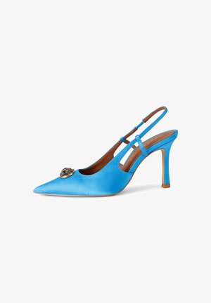 Blauer Satin-Slingback-Pumps mit spitz zulaufender Zehenpartie und goldener dekorativer Medaille vorne.