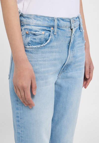 Jeans din denim de un albastru deschis, cu talie înaltă, design cu cinci buzunare, detalii uzate și ușor decolorate pe partea din față.
