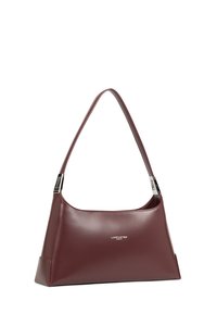 Sac à main en cuir bordeaux avec un design courbé, une seule bandoulière et des accents en métal argenté. Présente une texture lisse et brillante.