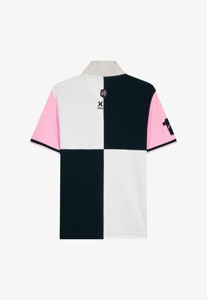 Chemise de rugby à manches courtes avec motif à damier noir et blanc, manches roses, col gris et texte "XV France" avec logo coq sur la poitrine.