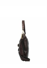 Borsa a spalla in pelle marrone con forma curva, tracolla regolabile, hardware in tono oro e dettagli di texture sottili. Vista laterale mostrata.