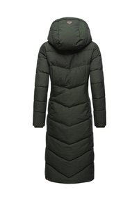 Ilgas žalias pūkinis paltas su kapišonu. Pagamintas iš suformuoto audinio su chevrono raštu. Rankogaliai ir apačia vientisos spalvos. Logotipas nugaroje.