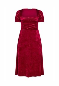 Vestido de terciopelo rojo con mangas cortas, escote cuadrado y busto fruncido. Silueta en línea A acampanada con textura suave y lisa, sin patrones visibles.